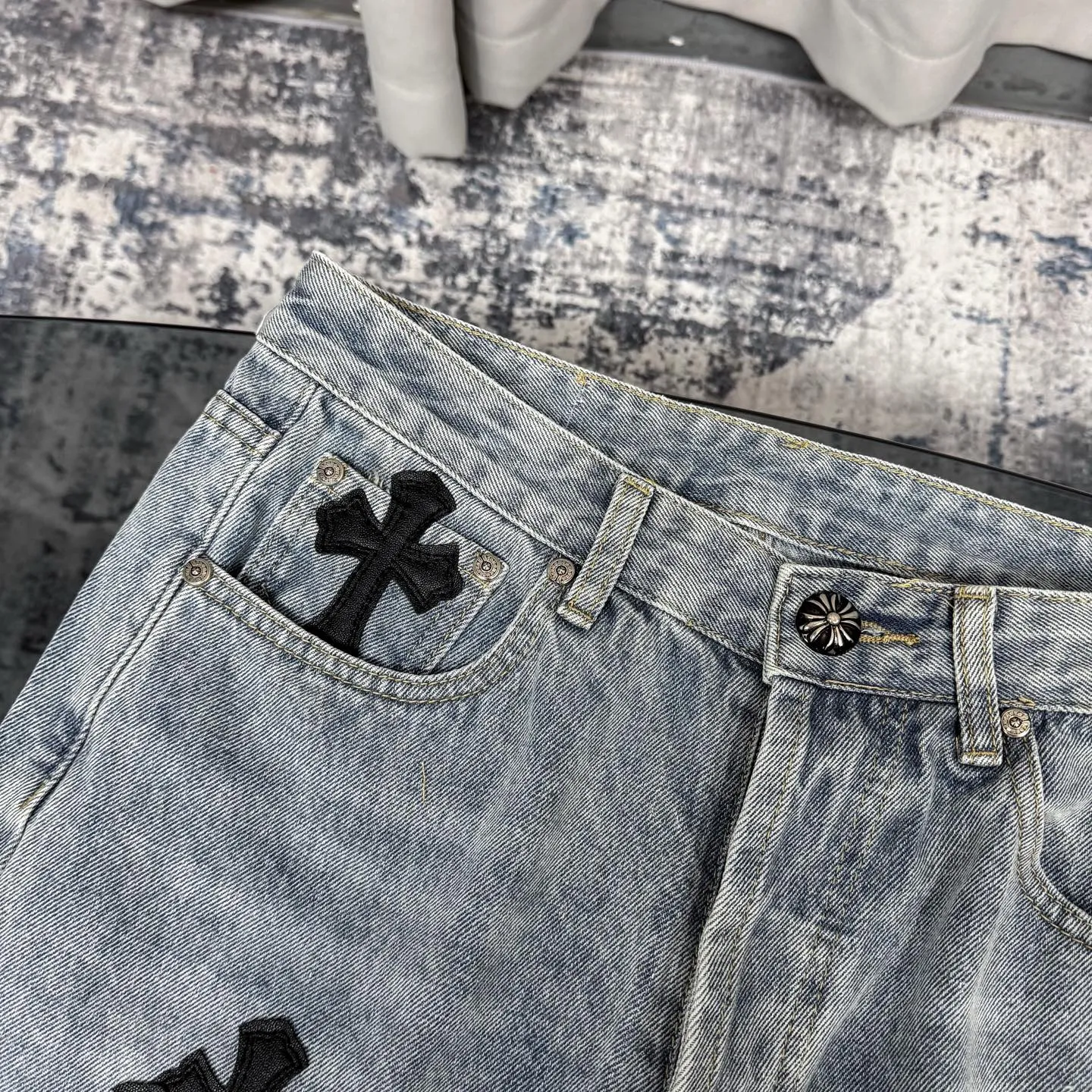 P280 Chrome Heart ｜Chrome Heart CH Heavy Industry Horsehair Spliced Flared Leather Jeans- 7*7 tannin 13.5 ammonia blue cow fabric, spliced with different colors of distressed denim, complete set of denim washing processes such as stone grinding, desizing, malaysian, hand rubbing, hanging grinding, fermentation washing, full spray, cat suede, etc. The genuine leather cross is made of natural horse hair and first-layer sheepskin. Because of the natural color of horse hair, different parts of the fur have different shades, and each pair is different, which is different from the imitation leather on the market. Each pair is the same; because the trousers are custom-made cross genuine leather trousers, they need to be disassembled many times, which is troublesome to sew and the shipment is very slow. Color: Spliced blue Size: 28 30 32 34 36